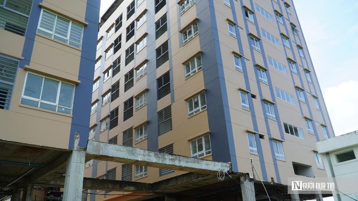 Theo ghi nhận thực tế của PV Người Đưa Tin vào ngày 9/7, nhiều khối nhà cao tầng đã hoàn thiện phần lớn hạng mục bên ngoài, được sơn hoàn chỉnh và lắp đặt hệ thống cửa.