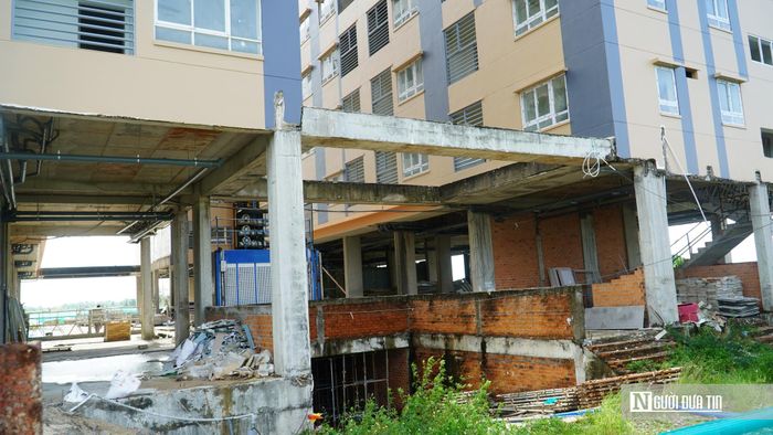Khu vực tầng trệt và không gian xung quanh vẫn còn ngổn ngang vật liệu xây dựng, gạch đá, thiết bị thi công.