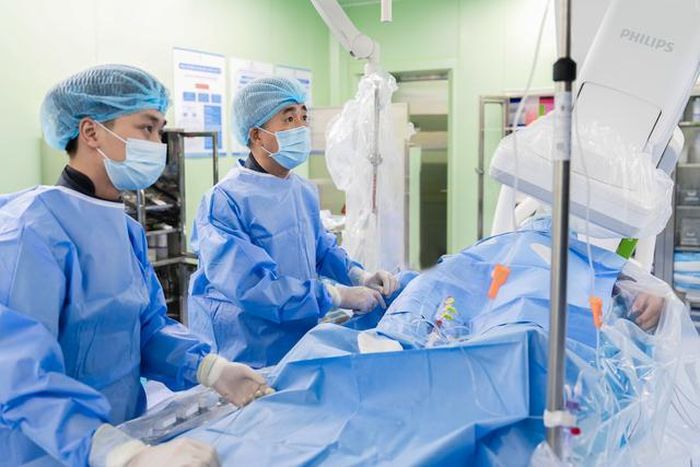 Chạy đua từng phút cứu bệnh nhân (Ảnh: BVCC).