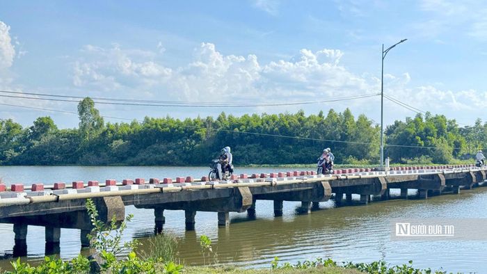 Cầu Đò Mốc (phường Trà Câu) không có lan can bảo vệ, tiềm ẩn nguy cơ mất an toàn giao thông, nhất là vào ban đêm.