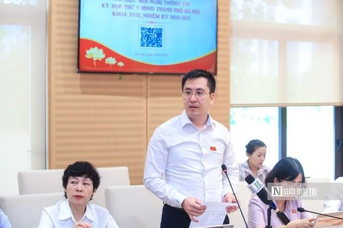 Ông Vũ Ngọc Anh, Phó Trưởng ban Kinh tế - Ngân sách HĐND Thành phố Hà Nội thông tin tại hội nghị (Ảnh: Hữu Thắng).