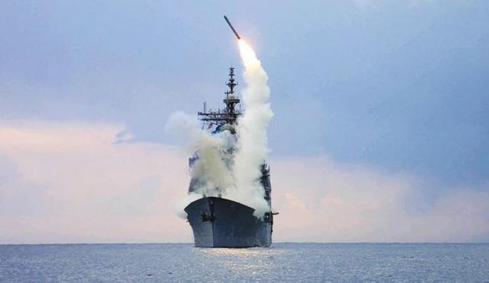 Một tên lửa Tomahawk được phóng từ tàu tuần dương mang tên lửa dẫn đường USS Cape St. George. Ảnh: Cyprus Mail