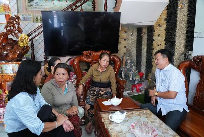 Đại diện chính quyền phường Hoài Nhơn Bắc thăm hỏi, động viên các gia đình có tàu bị cháy.