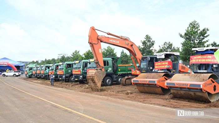 Các phương tiện, máy móc, thiết bị sẵn sàng phục vụ thi công Dự án nâng cấp, mở rộng đường ĐT.769.