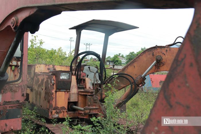 Dưới tác động của nắng mưa, lớp sơn trên chiếc máy cẩu này đã bong tróc, hoen gỉ.