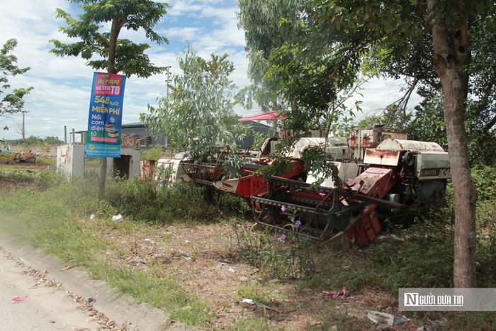 Các phương tiện hư hỏng này được đặt ngay vỉa hè, sát tuyến đường Quốc lộ 1.