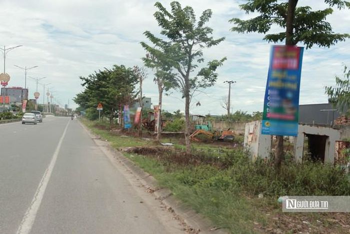 Trao đổi với phóng viên, ông Nguyễn Anh Tùng, Trưởng phòng Kinh tế, UBND xã Thạch Hà, cho biết: “Chúng tôi vừa có buổi làm việc với cá nhân tập kết xác xe và phụ tùng phế liệu dọc Quốc lộ 1. Họ thừa nhận sai và xin mấy ngày để di dời đến các điểm tập kết phế liệu, bảo đảm cảnh quan. Địa phương cũng sẽ tiến hành giám sát để giữ gìn mỹ quan đô thị, xây dựng địa phương văn minh, sạch đẹp.