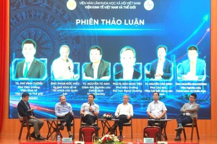 Các diễn giả thảo luận tại hội thảo khoa học “Kinh tế Việt Nam 6 tháng đầu năm 2026: Thách thức, động lực và triển vọng phát triển”.