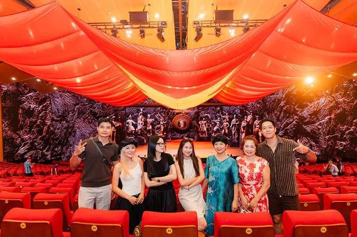 Khoảnh khắc check-in dưới lá cờ Tổ quốc khép lại hành trình thưởng thức "Đất Nước Thiên Hùng Ca".