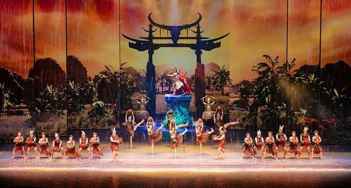 Nhờ sự kết hợp của công nghệ trình diễn hiện đại, cơn mưa hiện lên sống động ngay trên sân khấu, mang đến trải nghiệm đa giác quan và cảm xúc trọn vẹn cho khán giả.