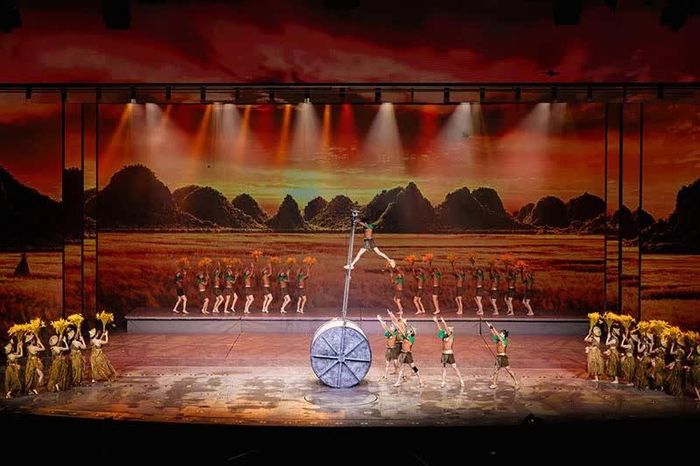 Đằng sau vài giây trên sân khấu là hàng trăm giờ luyện tập để từng chuyển động đạt độ chính xác cao nhất.