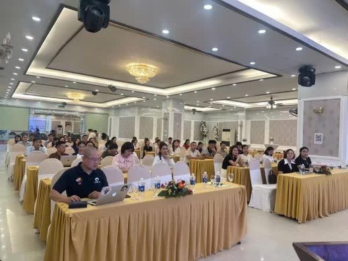 Đông đảo doanh nghiệp, hợp tác xã, hộ kinh doanh tham gia hội nghị.