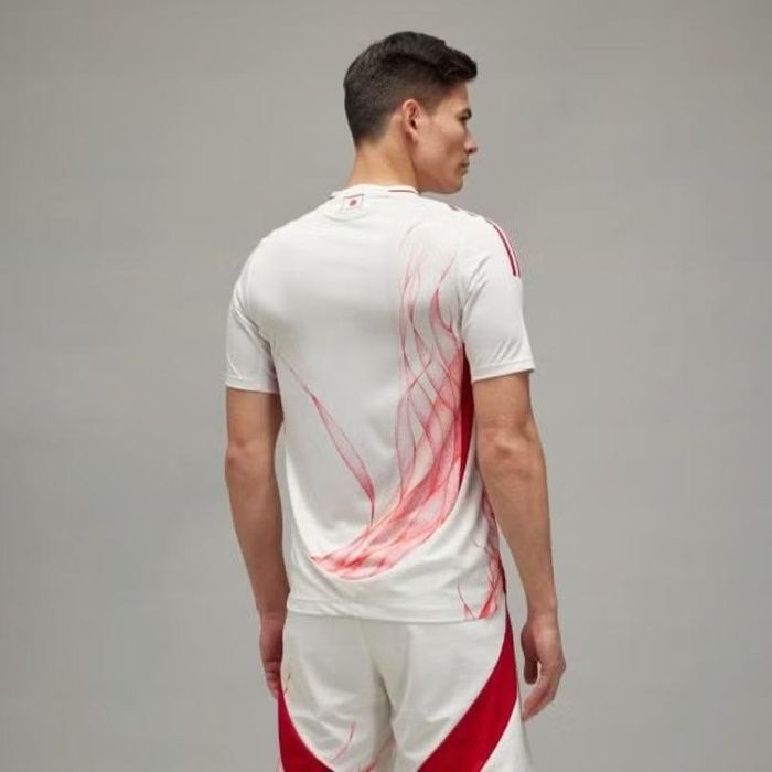 Mẫu áo đấu sân khách của tuyển Nhật Bản do Adidas thiết kế rất được yêu thích. Ảnh: Adidas.