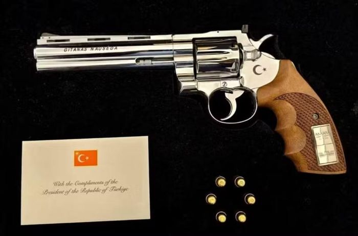 Một khẩu súng do Tổng thống Thổ Nhĩ Kỳ Recep Tayyip Erdogan tặng cho Tổng thống Litva Gitanas Nauseda tại hội nghị thượng đỉnh NATO ở Ankara. Ảnh: Reuters.