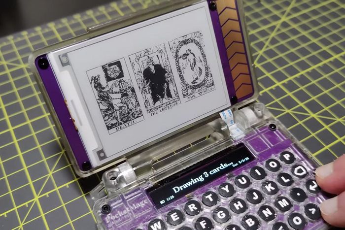 PocketMage là thiết bị trợ lý cá nhân dùng màn hình mực điện tử, bàn phím QWERTY và thiết kế gập nhỏ gọn theo phong cách PDA. Ảnh: Talisman Design.