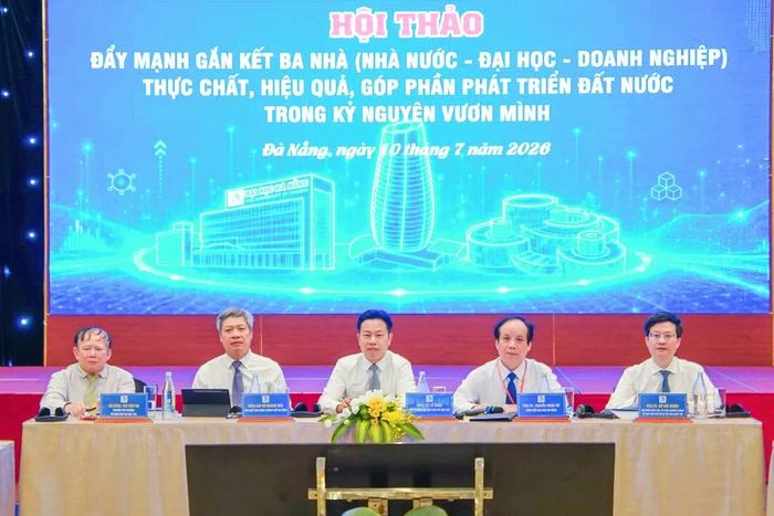 Các đại biểu chủ trì hội thảo. Ảnh: XUÂN QUỲNH