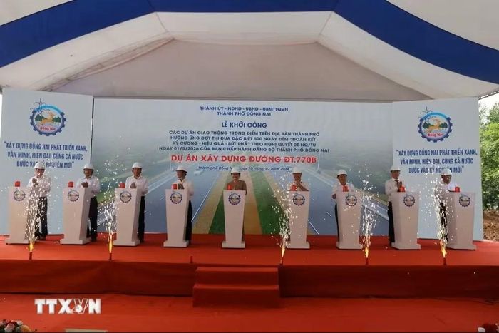 Nghi thức khởi công xây dựng 3 dự án giao thông. (Ảnh: Sỹ Tuyên/TTXVN)