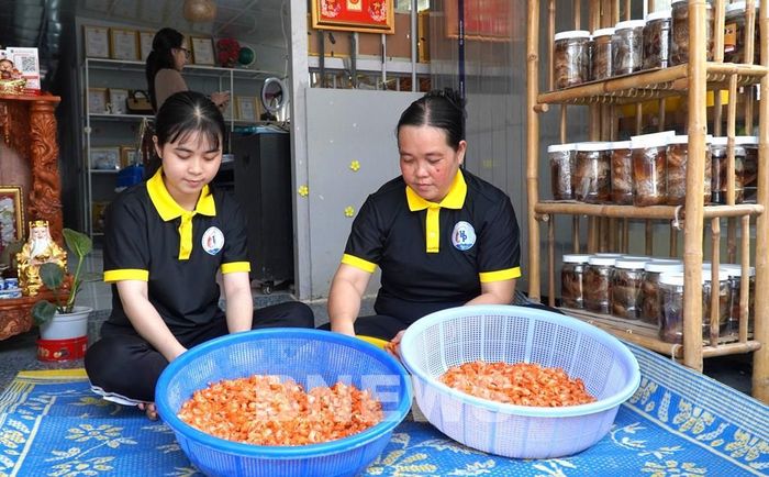 Hợp tác xã dịch vụ nông nghiệp Hiểu Phát do chị Lê Thị Kim Thoa quản lý, điều hành góp phần tạo việc làm, thu nhập cho hơn 50 hội viên phụ nữ địa phương. ẢNh: Văn Sĩ-TTXVN