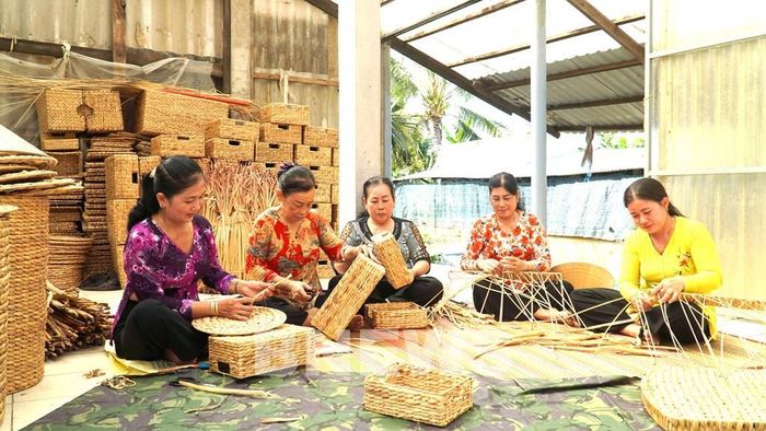 Nghề đan sản phẩm thủ công mỹ nghệ ở An Giang tạo thu nhập ổn định từ 150.000 đến 200.000 đồng mỗi ngày, góp phần giảm nghèo bền vững ở địa phương. Ảnh: Văn Sĩ-TTXVN