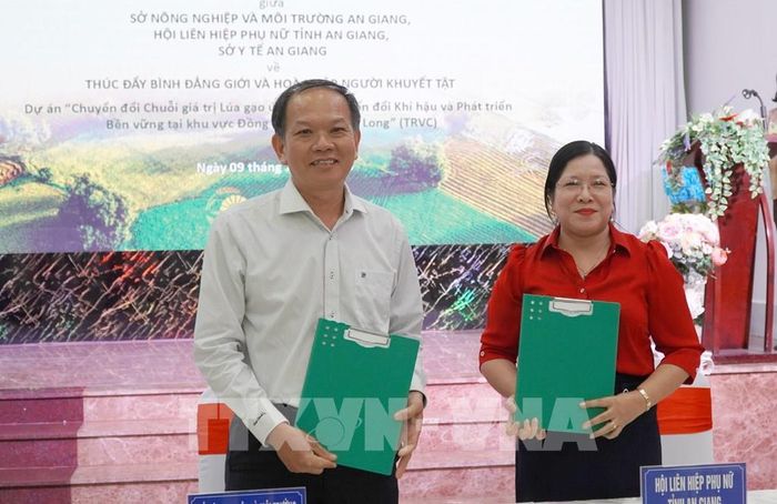 Lãnh đạo Sở NN&amp;MT và lãnh đạo Hội LHPN tỉnh An Giang ký kết Chương trình phối hợp về hoạt động bình đẳng giới và hòa nhập người khuyết tật” trong khuôn khổ Dự án “Chuyển đổi Chuỗi giá trị Lúa gạo ứng phó với Biến đổi khí hậu và Phát triển bền vững tại khu vực ĐBSCL” (TRVC). Ảnh: Văn Sĩ - TTXVN