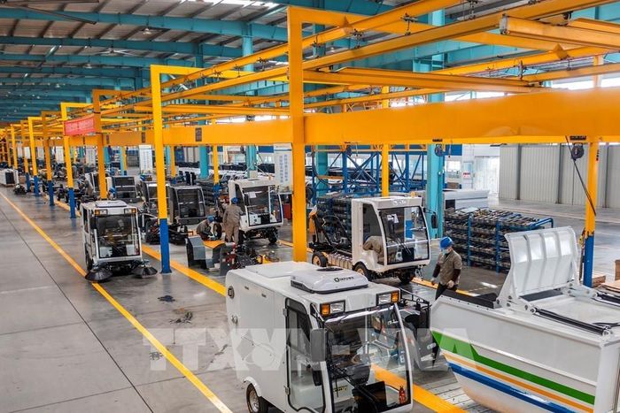 Công nhân làm việc bên trong nhà máy sản xuất xe điện ở tỉnh An Huy, Trung Quốc. Ảnh: THX/TTXVN