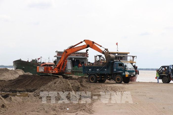 Phương tiện thi công các hạng mục còn lại của Cụm công nghiệp Gia Thuận 2 ở xã Gia Thuận, tỉnh Đồng Tháp. Ảnh: Hữu Chí - TTXVN