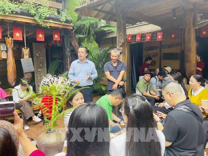 Đoàn khảo sát trải nghiệm tại không gian tổ hợp Đoài, làng cổ Đường Lâm. Ảnh: Tuyết Mai - TTXVN