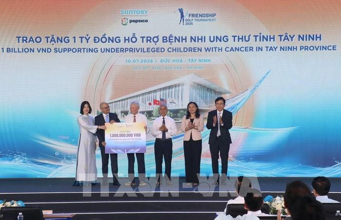 Nhà đầu tư trao tặng 1 tỷ đồng hỗ trợ bệnh nhi ung thư tỉnh Tây Ninh tại buổi lễ. Ảnh: Bùi Giang - TTXVN