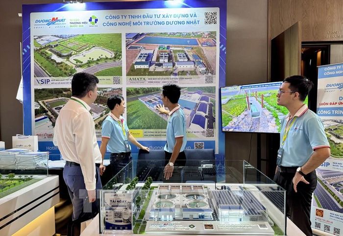 Khách tham quan triển lãm với hơn 25 gian hàng từ các đơn vị tiên phong trong hệ sinh thái hạ tầng và công nghệ công nghiệp. Ảnh: Minh Huệ - TTXVN