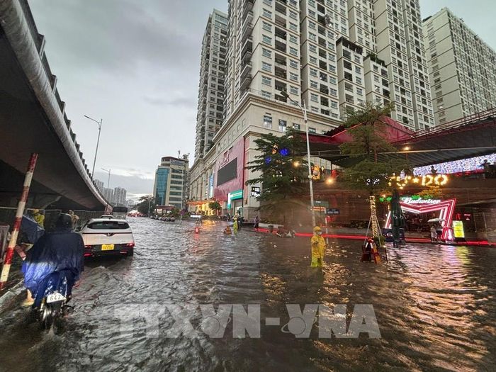 Ngập úng cục bộ trên phố Minh Khai. Ảnh: Phạm Tuấn Anh - TTXVN