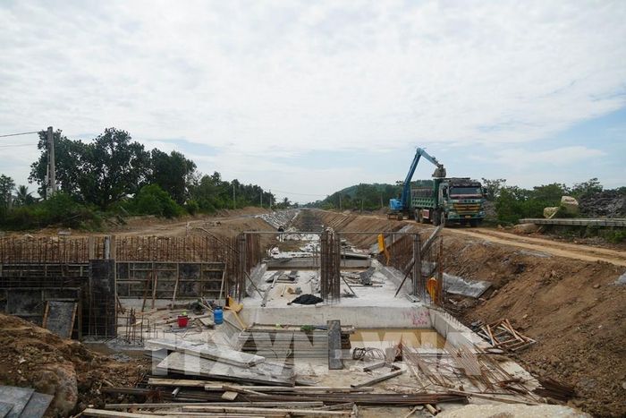 Dự án “Tăng cường khả năng tiêu thoát lũ vùng Bắc Thanh Hóa” với tổng mức đầu tư 698 tỷ đồng đang được nhà thầu thi công hạng mục nâng cấp kênh và công trình trên kênh Hưng Long. Ảnh: Hoa Mai - TTXVN