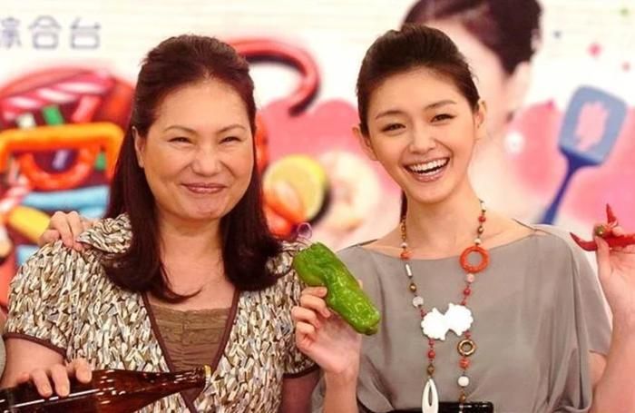 Mẹ Từ Hy Viên bên con gái. Ảnh: News
