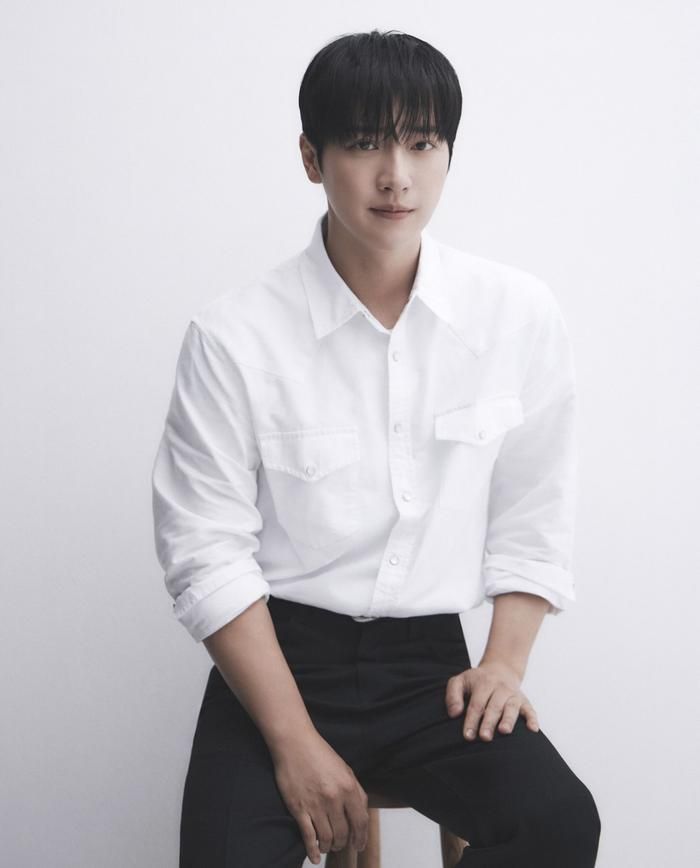 Lee Sang Yeob toát lên vẻ điềm đạm trong từng khung hình. (Nguồn: Instagram nhân vật)