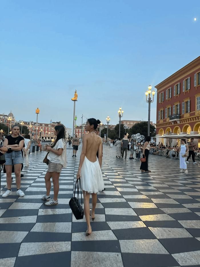 Thiết kế hở lưng giúp So You tôn trọn vóc dáng. (Nguồn: Instagram nhân vật)