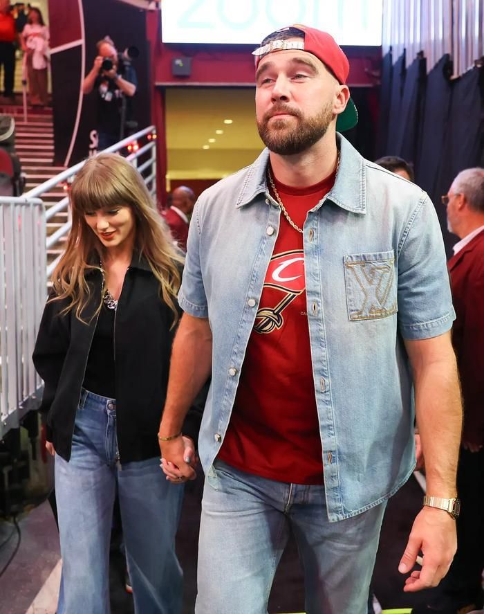 Hơn 1.000 khách mời đã tham dự tiệc cưới của Taylor Swift và Travis Kelce.