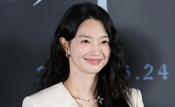 Shin Min Ah cũng đang nhận được nhiều sự quan tâm nhờ bộ phim điện ảnh Eyes.