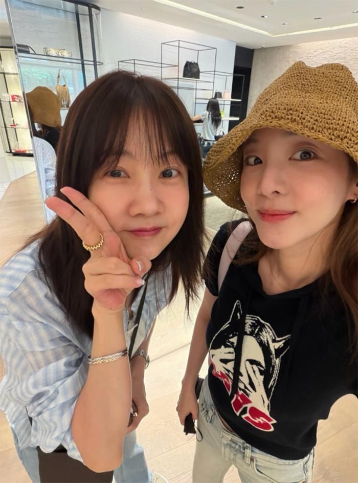 Dara đăng tải trên trang cá nhân loạt ảnh chụp cùng Park So Hyun.
