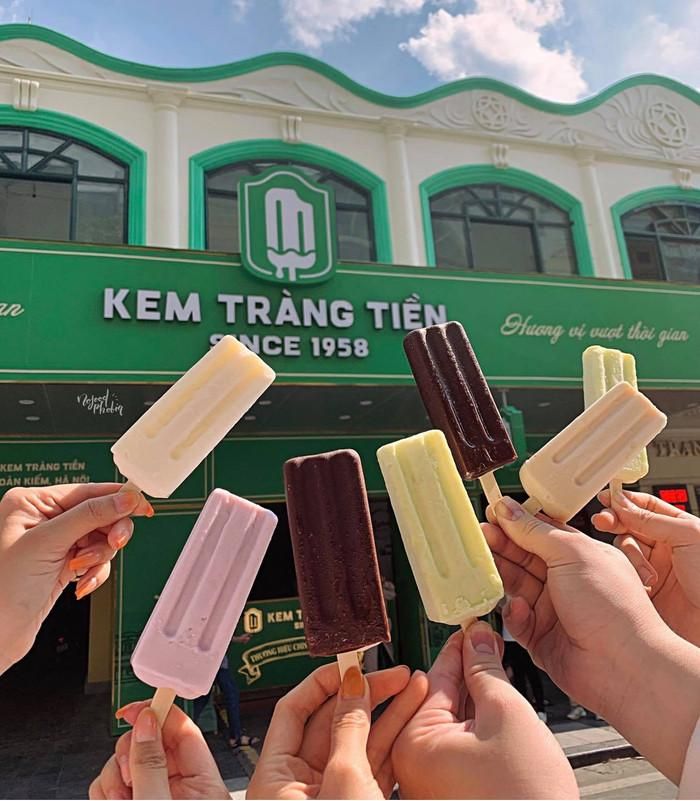 Đến Hà Nội dịp hè, nhiều du khách thích thú thưởng thức kem Tràng Tiền.