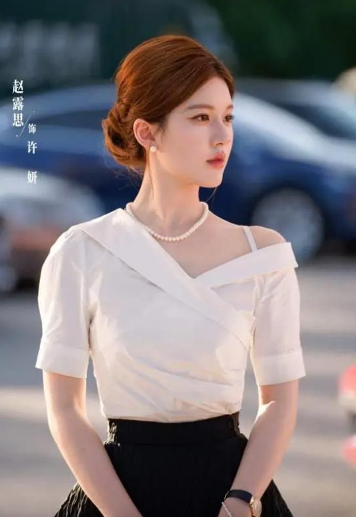 Triệu Lộ Tư giữ vững danh hiệu "nữ thần thanh xuân" nhờ diện ngoại khả ái, dễ thương và cực kỳ hợp gu khán giả đại chúng. Ảnh: NSX