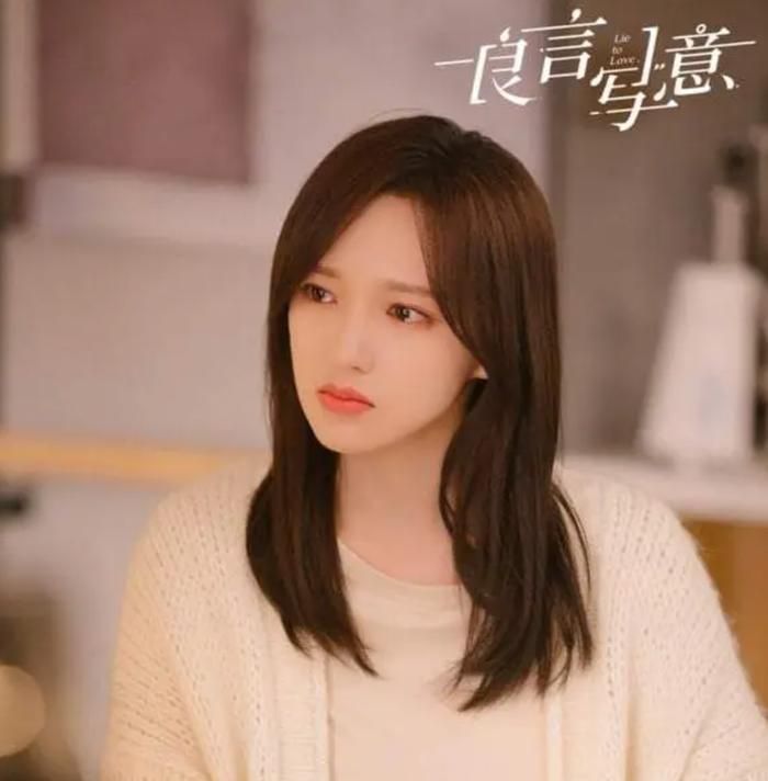Xuất thân là thần tượng, Trình Tiêu sở hữu đường nét gương mặt sắc sảo như đồ họa giúp cô luôn nổi bật trong các khung hình hiện đại. Ảnh: Weibo