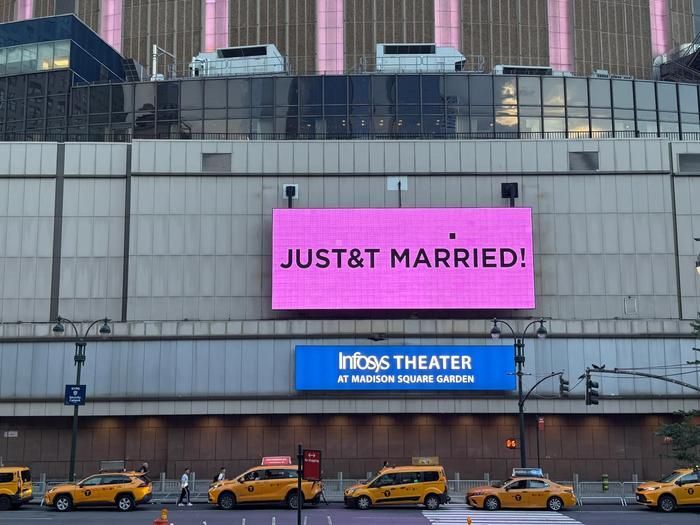 Mặt ngoài Madison Square Garden được thắp sáng bằng màn hình LED màu hồng với dòng chữ "JUST&amp;T MARRIED!". 