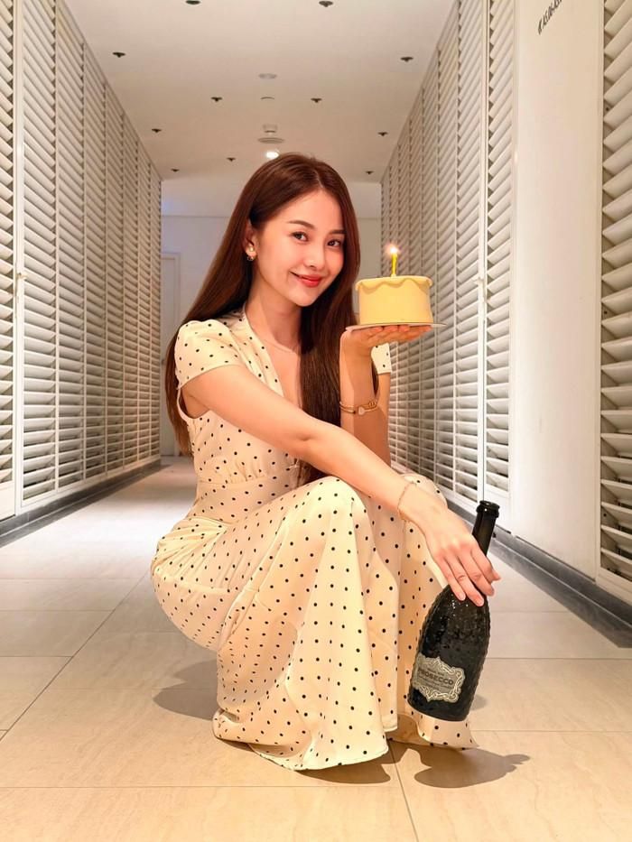 Tam Triều Dâng tươi tắn bên bánh kem mừng tuổi mới. (Nguồn: FBNV)