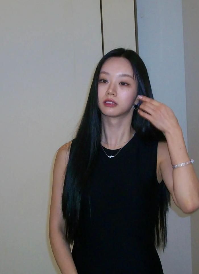 Hyeri tự tin khoe đường cong gọn gàng, nhận nhiều lời khen về ngoại hình ngày càng cuốn hút.
