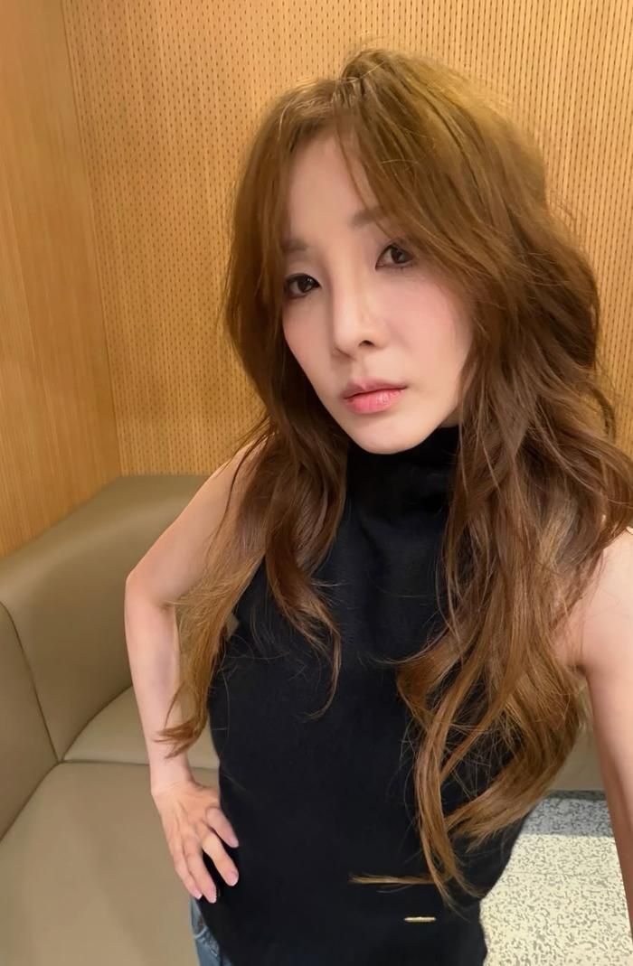 Thời gian gần đây, Sandara Park đang tích cực quảng bá cho sản phẩm âm nhạc mới. 