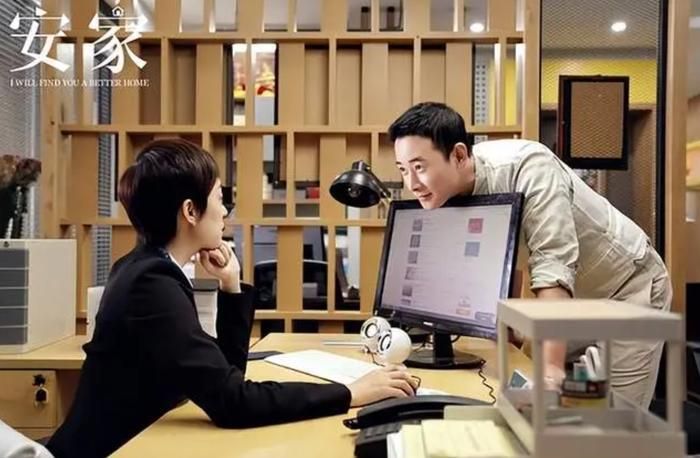 Không thuộc dòng ngôn tình thần tượng, An Gia là bộ phim hiện đại xoay quanh ngành môi giới bất động sản. Những câu chuyện đời thường, chân thực cùng màn kết hợp ăn ý của Tôn Lệ và La Tấn giúp bộ phim dễ xem ngay từ những tập đầu tiên. Ảnh: NSX