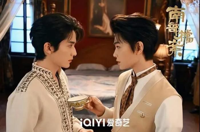 Được xem như phần ngoại truyện của thế giới Đạo Mộ Bút Ký, Hồ Sơ Nam Bộ mang màu sắc phiêu lưu, kỳ bí đậm nét. Phim mở màn bằng hàng loạt sự kiện khó lý giải tại khu vực Nam Dương thời Dân quốc. Nhịp phim nhanh, bầu không khí bí ẩn xen lẫn hài hước giúp tác phẩm nhanh chóng tạo sức hút với những khán giả yêu thích thể loại trinh thám phiêu lưu. Ảnh: iQIYI
