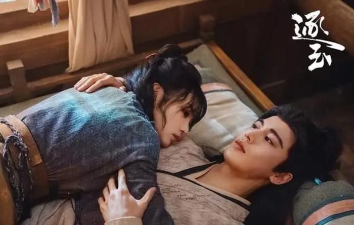 Bộ phim cổ trang chuyển thể từ tiểu thuyết nổi tiếng ghi điểm nhờ cách kể chuyện gọn gàng, không kéo dài những tình tiết giới thiệu. Ngay từ tập đầu, nữ chính Phàn Trường Ngọc đã nhặt được Tạ Chinh giữa trời tuyết, mở ra mối duyên định mệnh giữa cô gái bán thịt và vị hầu gia đang che giấu thân phận. Câu chuyện "hôn nhân giả thành thật" được triển khai hấp dẫn, kết hợp yếu tố tình cảm và chiến trường. Ảnh: iQIYI