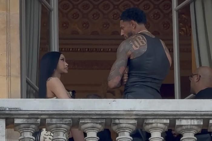 Cardi B và Okoye tiếp tục bị bắt gặp trò chuyện vui vẻ tại sân hiên của một nhà hàng ở Paris.