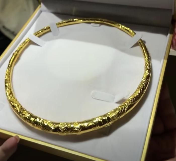 Quà cưới Hòa Minzy dành cho trợ lý. (Ảnh: FBNV)