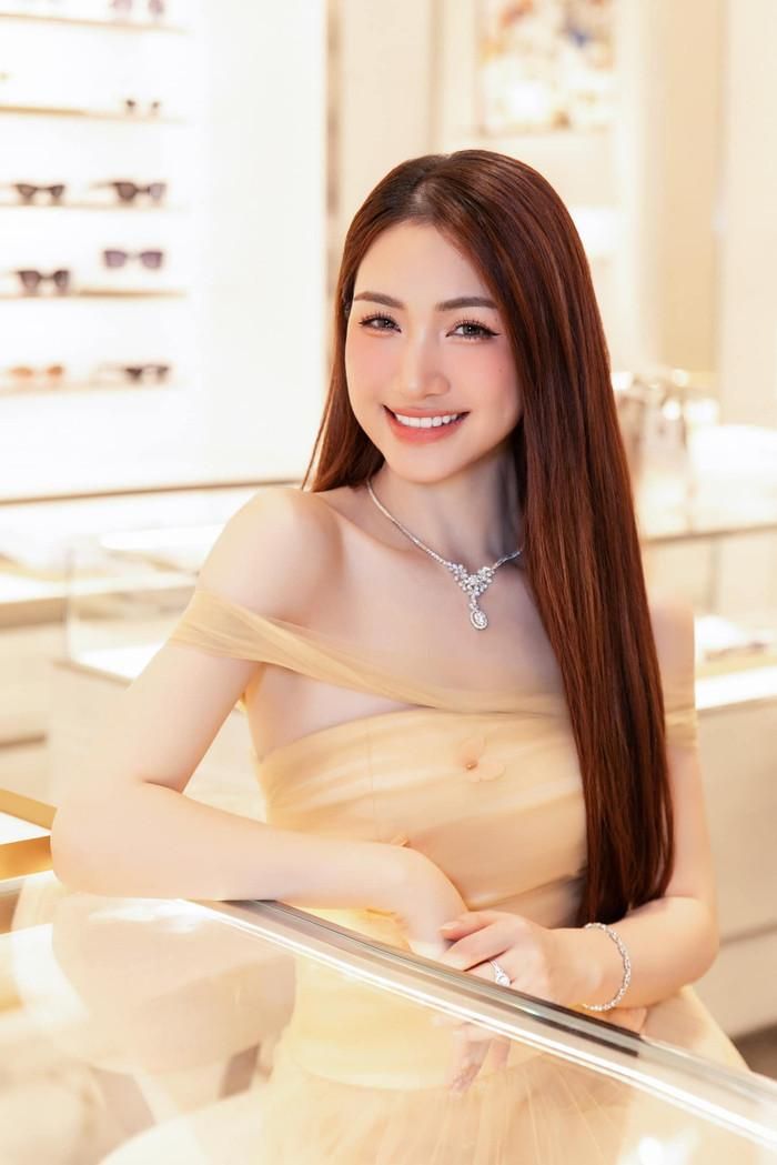 Hòa Minzy chơi lớn tặng gần trăm triệu đồng cho trợ lý, đi kèm với điều kiện là hiệu lực trong 6 tháng. (Ảnh: FBNV)